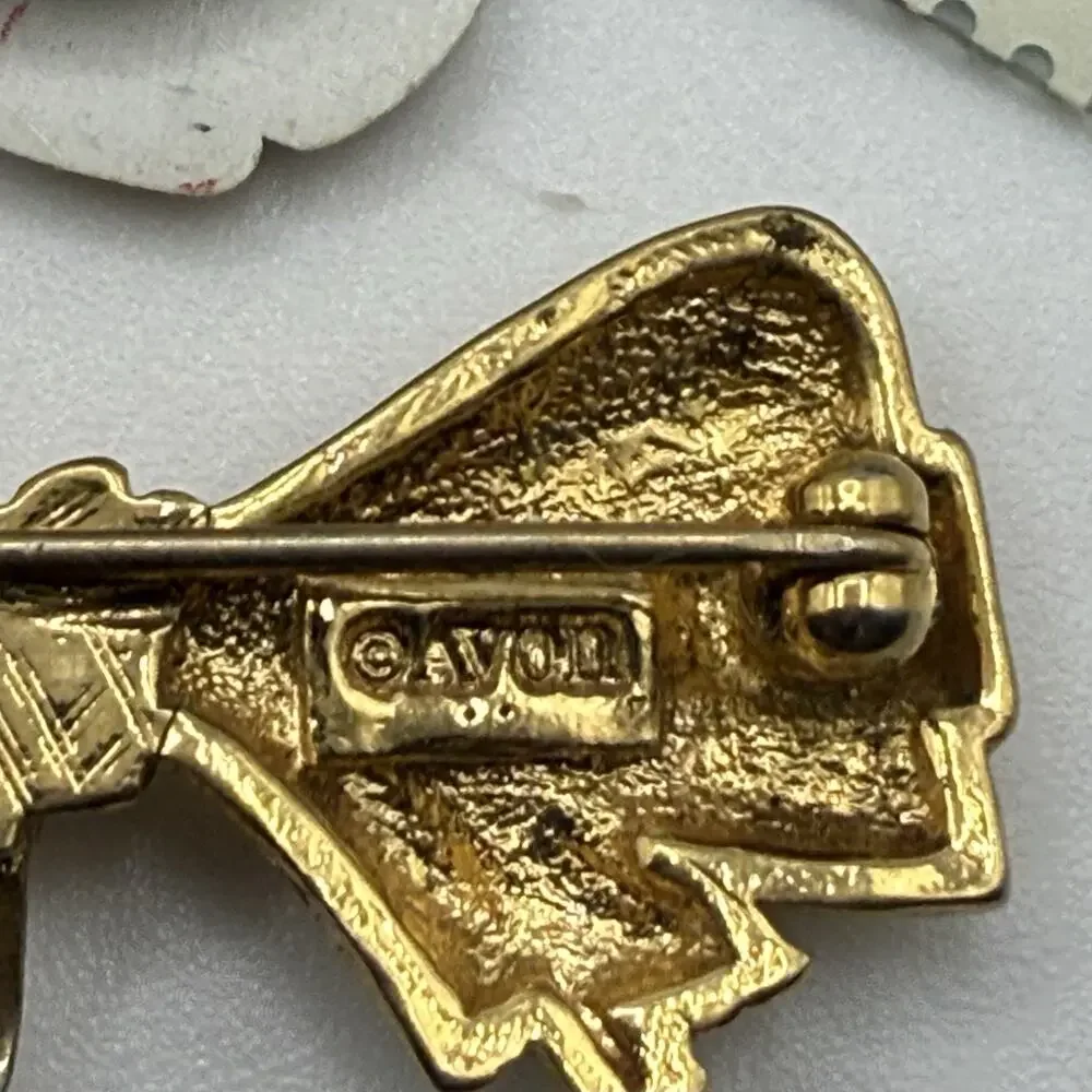 Vintage‎ Lot of Twelve Brooch Pins Pickles Clock Dinosaurs Spoon Bows Sunglasses